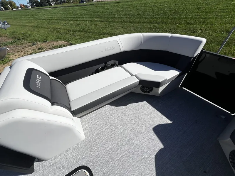 Slide: The Image of Harris Cruiser 230 2026 - 11