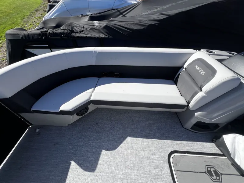 Slide: The Image of Harris Cruiser 230 2026 - 12