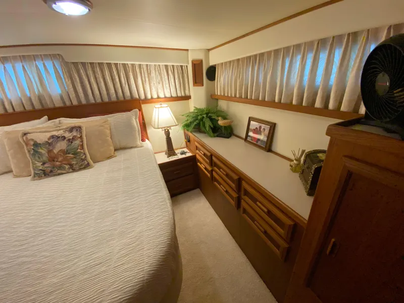 Slide: The Image of Ein gemütliches Schlafzimmer mit einem großen Bett, Holzmöbeln und dekorativen Kissen. - 40