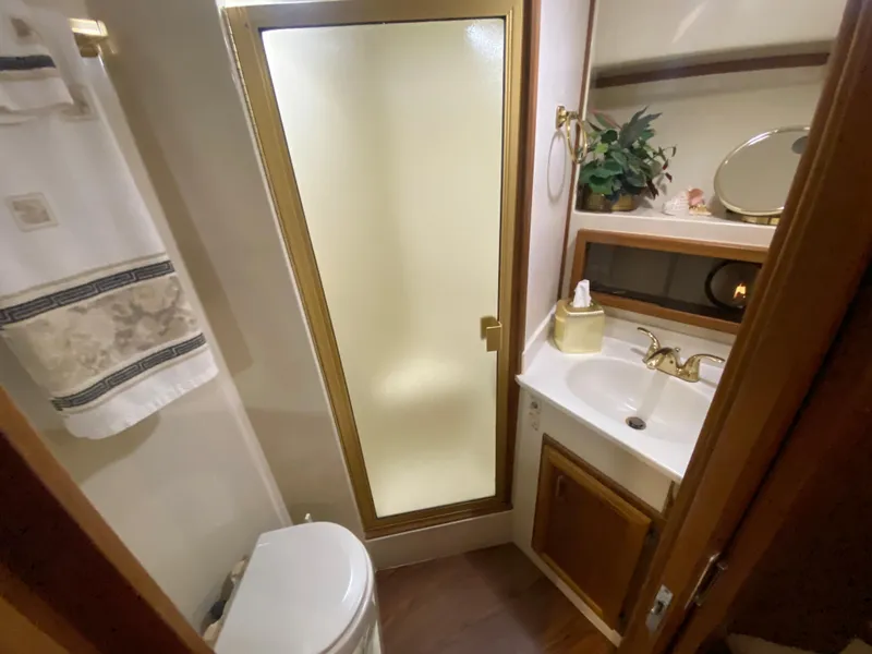 Slide: The Image of Das Bild zeigt ein Badezimmer mit einer Dusche, einem Waschbecken und einer Toilette. - 48