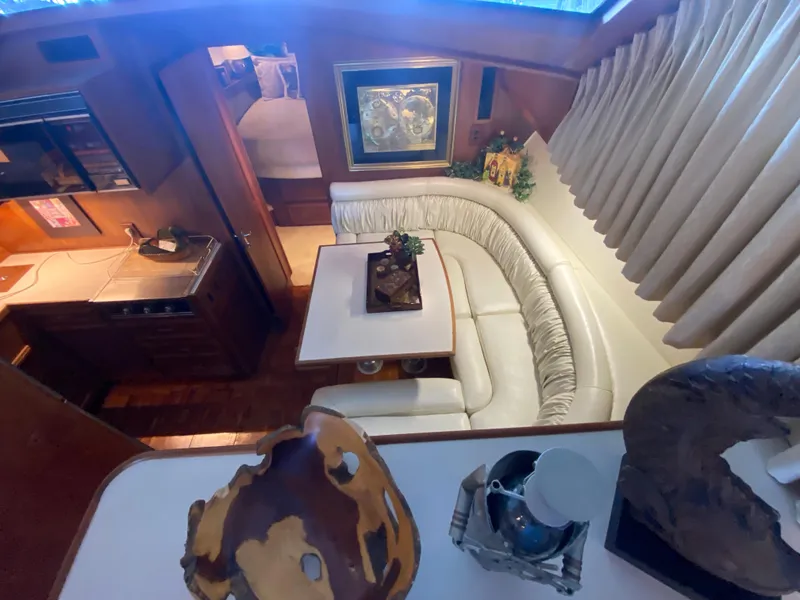 Slide: The Image of Innenansicht einer luxuriösen Yacht mit eleganter Sitzecke und stilvoller Dekoration. - 32