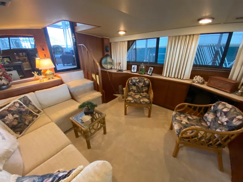 Slide: The Image of Das Innere einer 1989er Californian 48 MY Yacht zeigt ein gemütliches Wohnzimmer mit Sofas und Sesseln. - 24