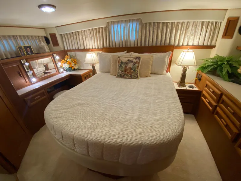 Slide: The Image of Hauptschlafzimmer mit einem großen Bett, Holzmöbeln, Lampen und Vorhängen. Gemütliche und elegante Einrichtung. - 39