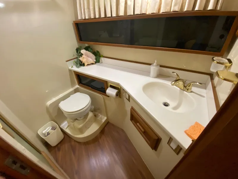 Slide: The Image of Badezimmer mit Toilette, Waschbecken und Holzdetails in einer Yacht. - 43