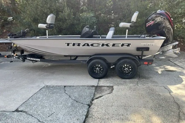The Image of Tracker Pro Team 195 2027 - undefined