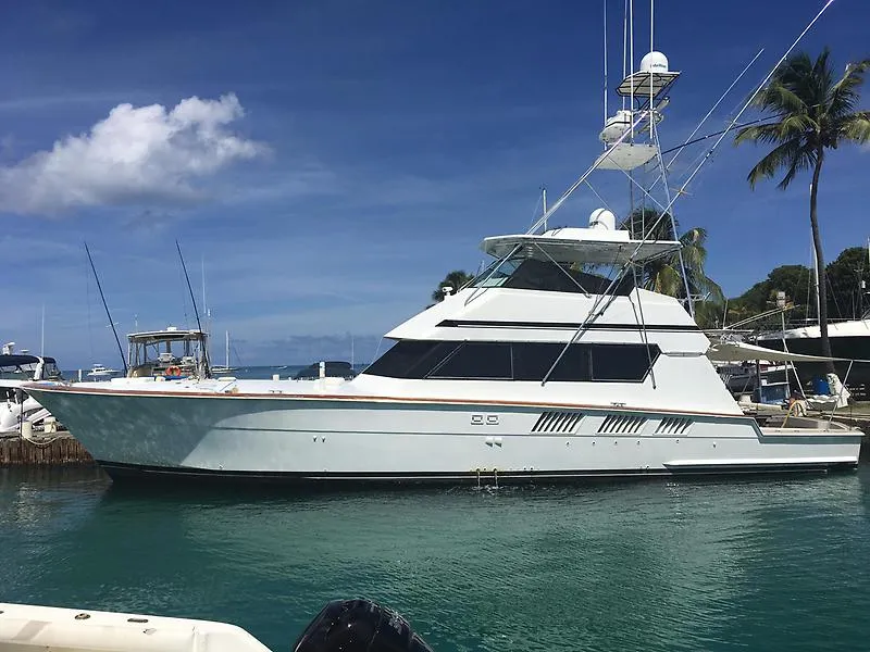 Slide: The Image of Hatteras 65 Convertible von 1988 im Hafen, mit markantem Design und Angelrutenhaltern. - 19