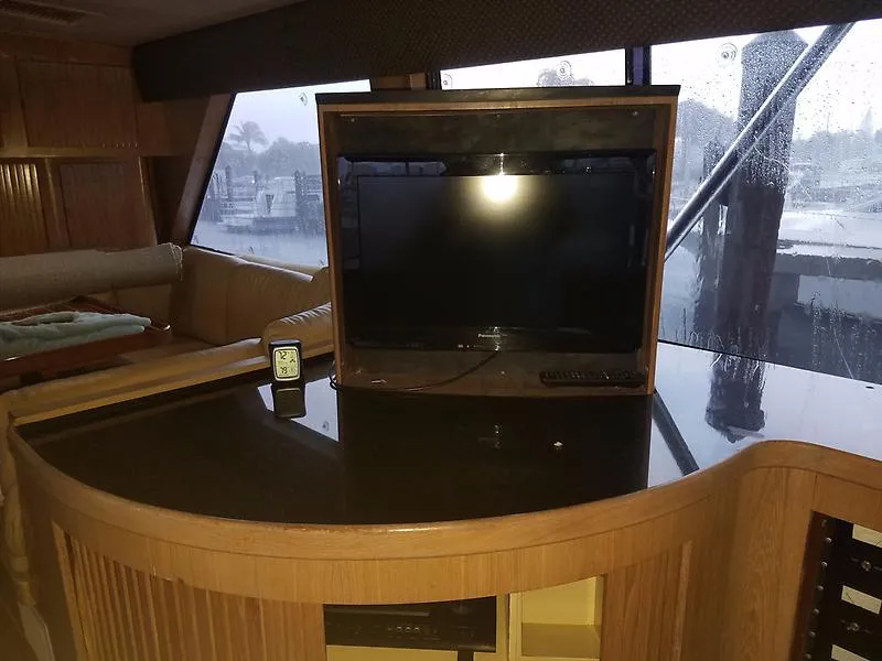 Slide: The Image of Innenraum einer Hatteras 65 Convertible von 1988 mit einem Fernseher auf einem Holztisch. - 41