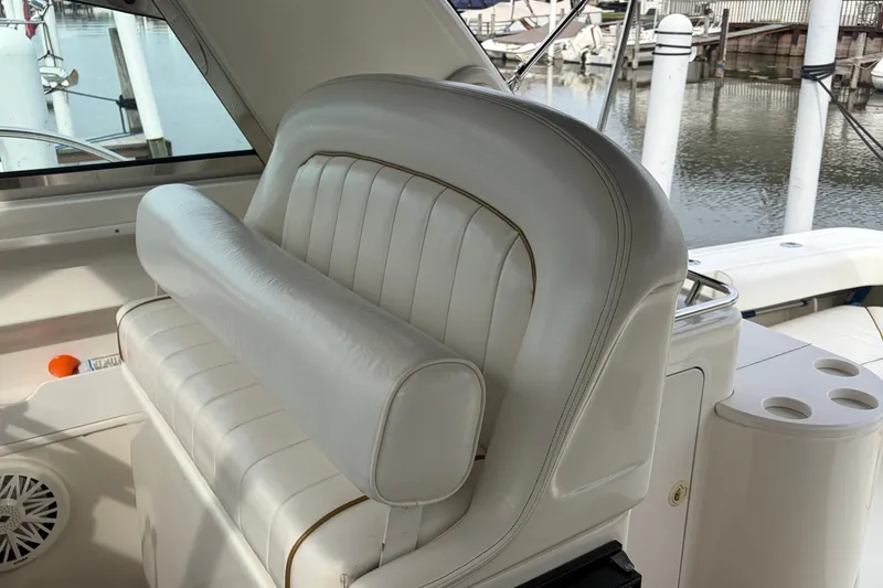 Slide: The Image of White leather seating on a 1999 Sea Ray 370 Express Cruiser boat. - 20