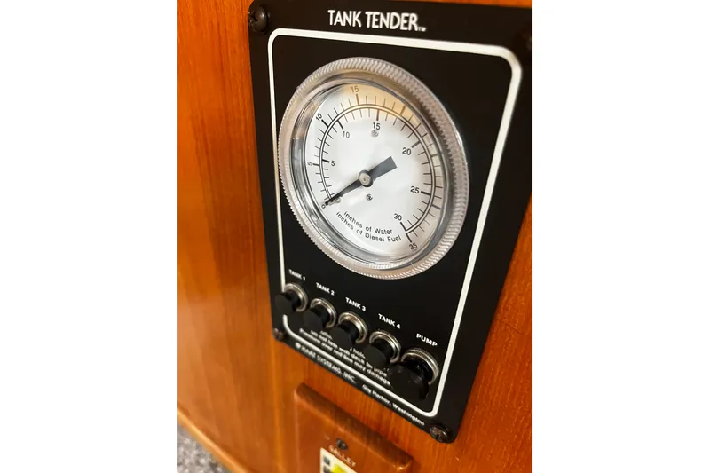 Slide: The Image of Tank Tender gauge on 1994 Hylas 49 yacht, displaying water and diesel fuel levels. - 27