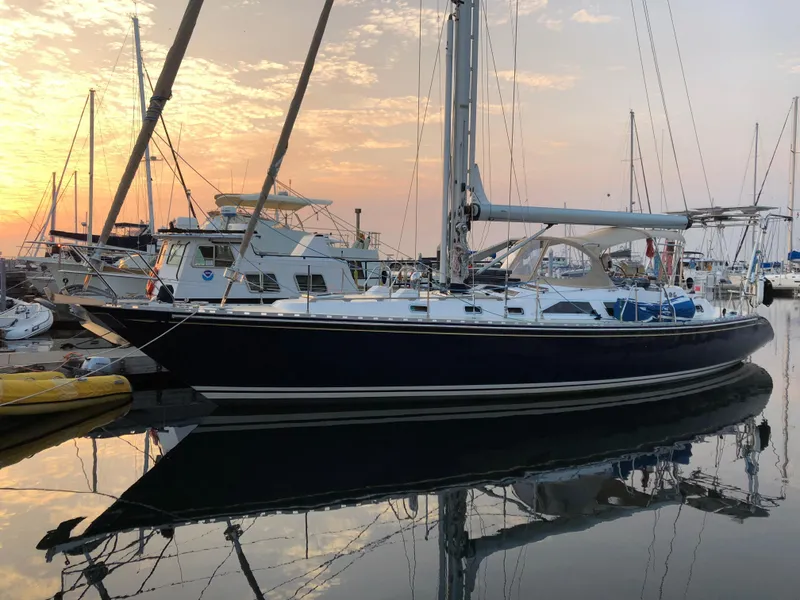 Slide: The Image of Eine Hylas 49 Segelyacht von 1994 liegt im Hafen bei Sonnenuntergang. - 2