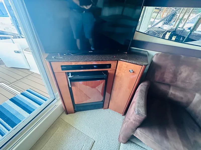 Slide: The Image of Interior of a 2009 Meridian 391 Sedan with a TV and mini fridge. - 45