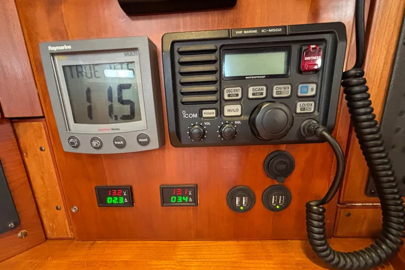 Slide: The Image of Boat control panel with Raymarine display and Icom VHF radio, Sabre 402, 2002 model. - 40