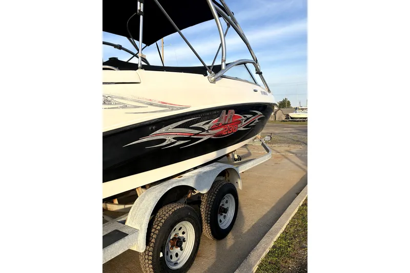 Slide: The Image of 2006 Yamaha Boats AR230 on trailer, featuring sleek design and vibrant graphics. - 7