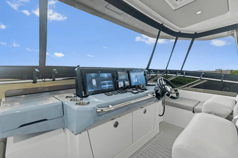 Slide: The Image of Poste de pilotage de l'Aquila 50 Yacht 2026 avec instruments modernes. - 19