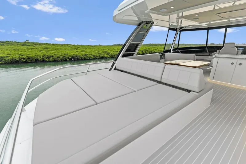 Slide: The Image of Aquila 50 Yacht 2026 avec pont luxueux et vue sur la rivière. - 24
