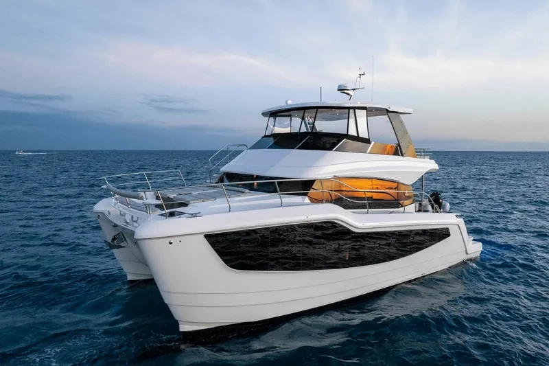 Slide: The Image of Yate Aquila 50 2026 en mar abierto al atardecer. - 3