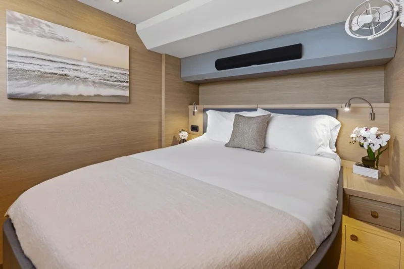 Slide: The Image of Cabine luxueuse de l'Aquila 50 Yacht 2026 au design moderne. - 41