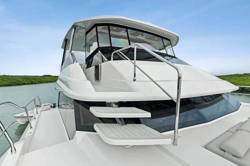 Slide: The Image of Aquila 50 Yacht 2026 op kalm water, modern ontwerp. - 15