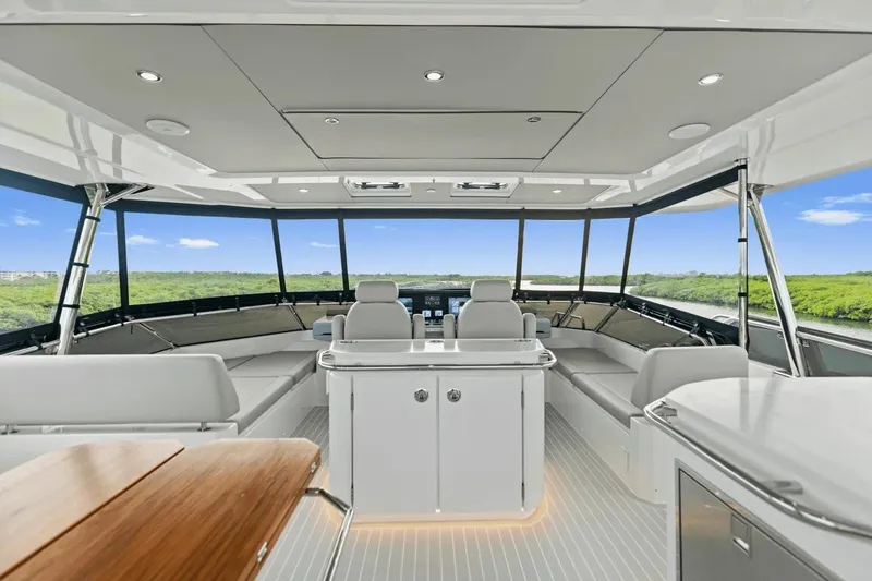 Slide: The Image of Interieur van de Aquila 50 Yacht 2026 met panoramisch uitzicht. - 17