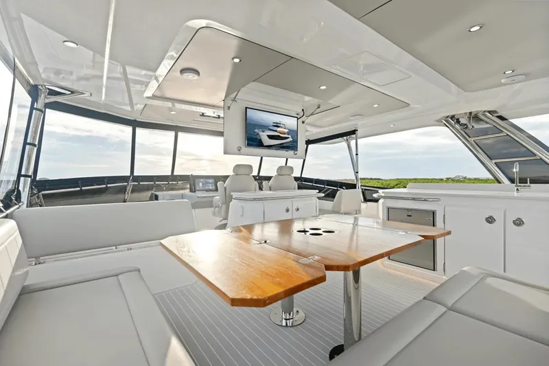 Slide: The Image of Interni lussuosi dello yacht Aquila 50 del 2026. - 18