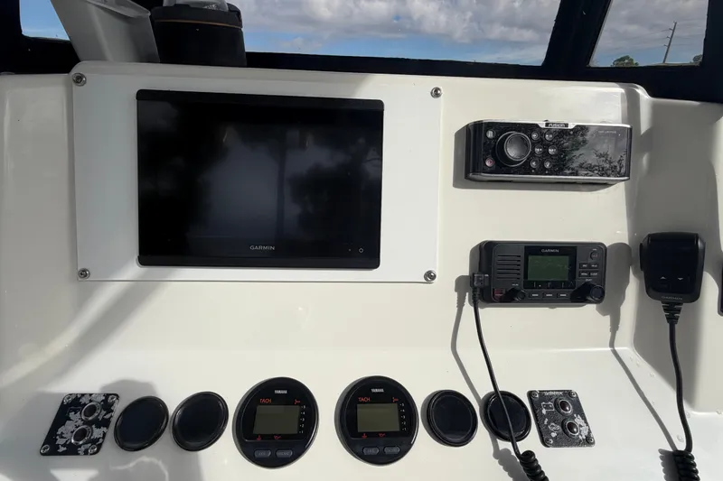 Slide: The Image of Center console of 2000 Mako 232 boat with Garmin and Fusion electronics. - 9