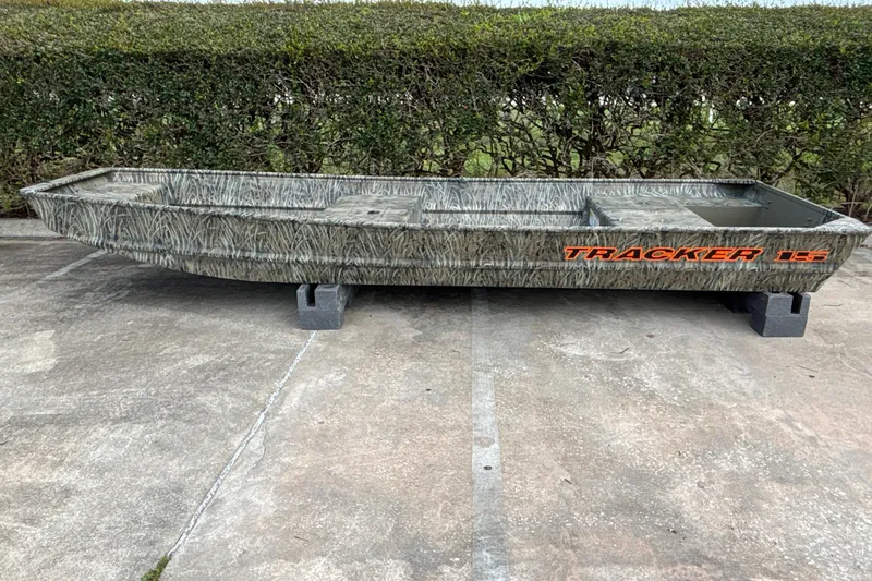 The Image of Tracker Grizzly 15 Jon 2027 on concrete, surrounded by hedges. - 0
