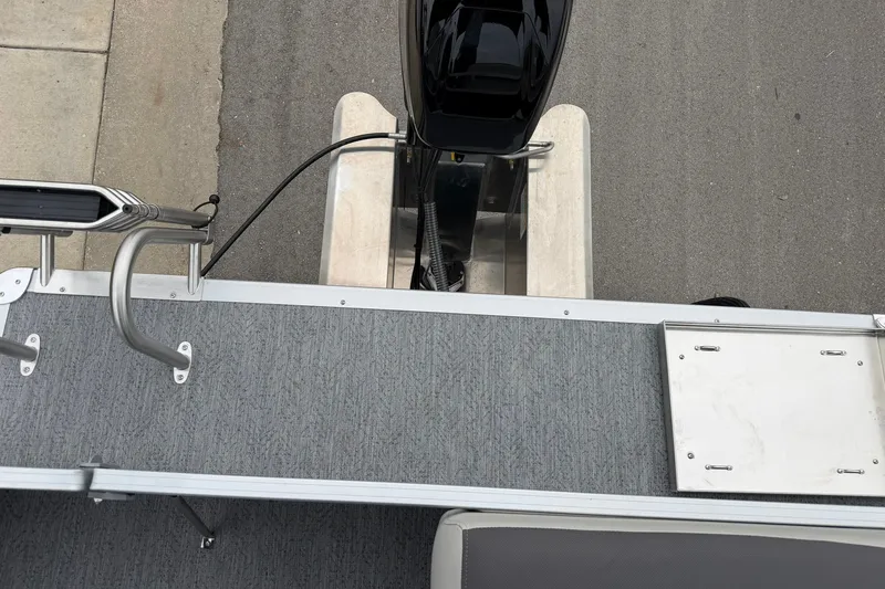 Slide: The Image of Top view of 2027 Sun Tracker Bass Buggy 16 XL Select boat deck and motor. - 20
