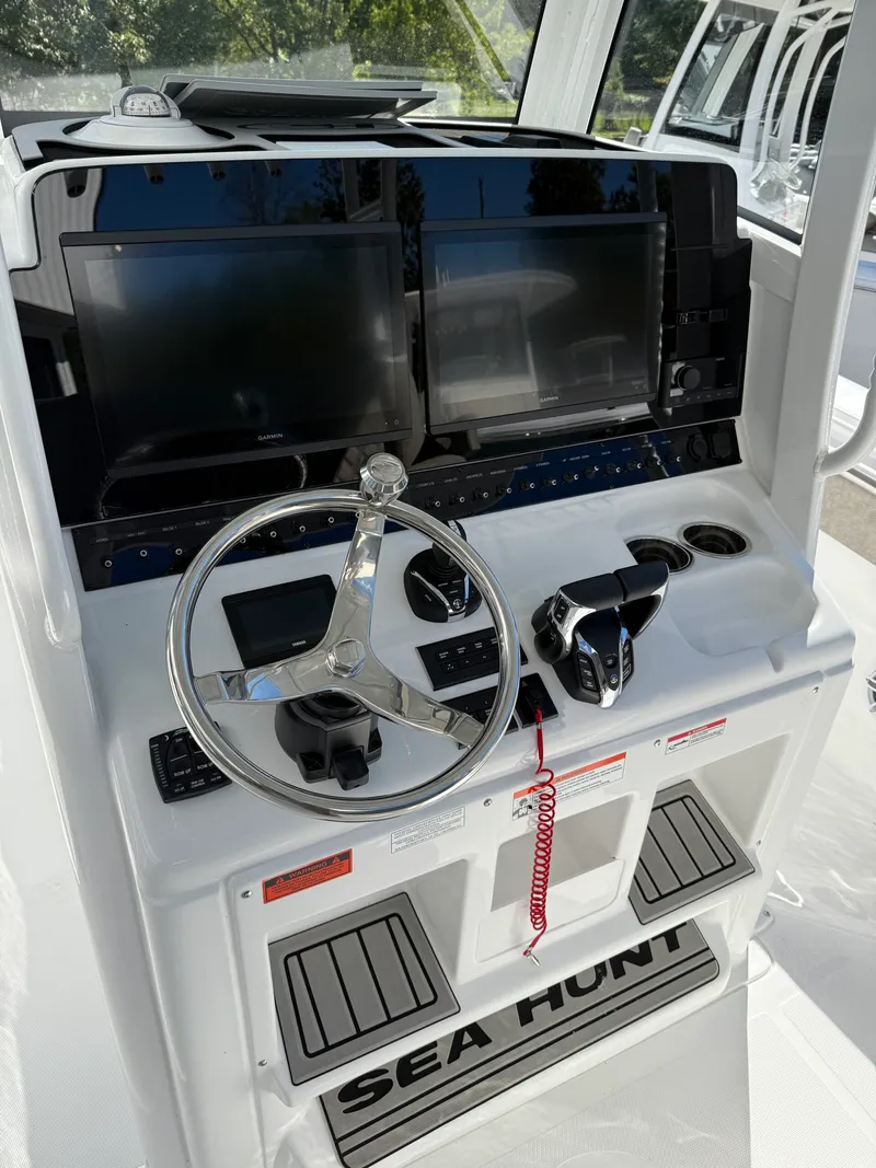 Slide: The Image of Sea Hunt Ultra 305 CB 2026 - 10