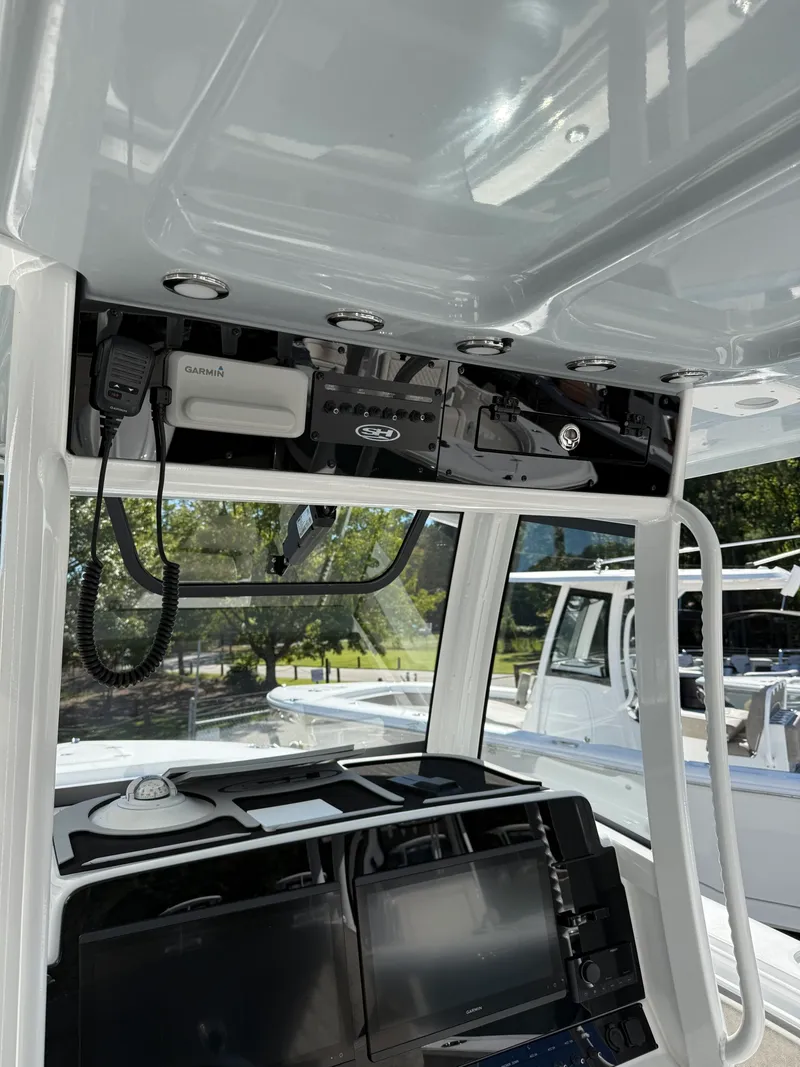 Slide: The Image of Sea Hunt Ultra 305 CB 2026 - 11