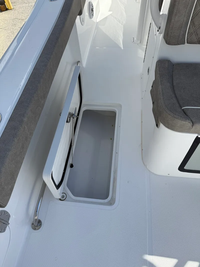 Slide: The Image of Sea Hunt Ultra 305 CB 2026 - 12