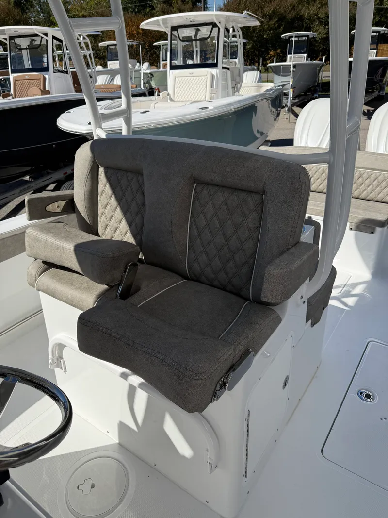 Slide: The Image of Sea Hunt Ultra 305 CB 2026 - 13