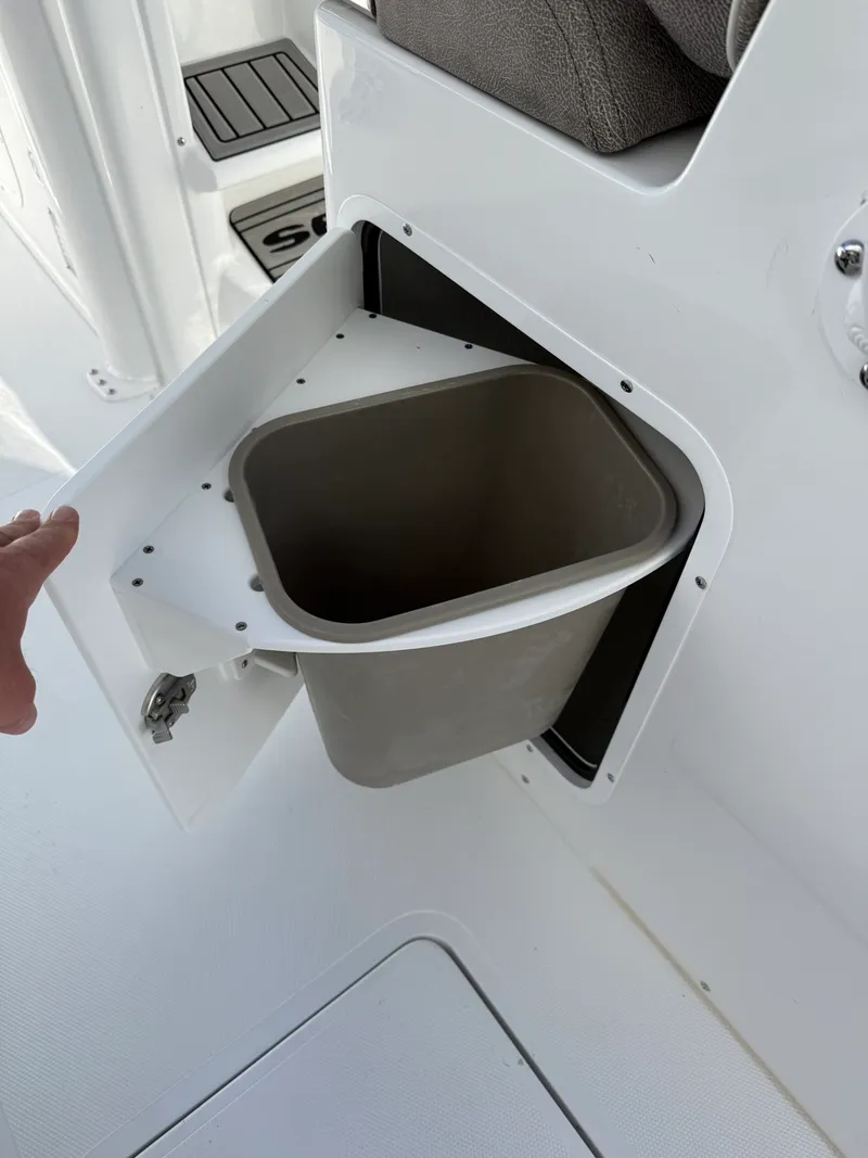 Slide: The Image of Sea Hunt Ultra 305 CB 2026 - 14