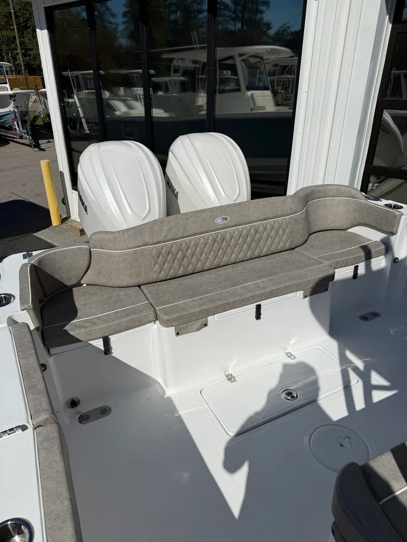 Slide: The Image of Sea Hunt Ultra 305 CB 2026 - 15