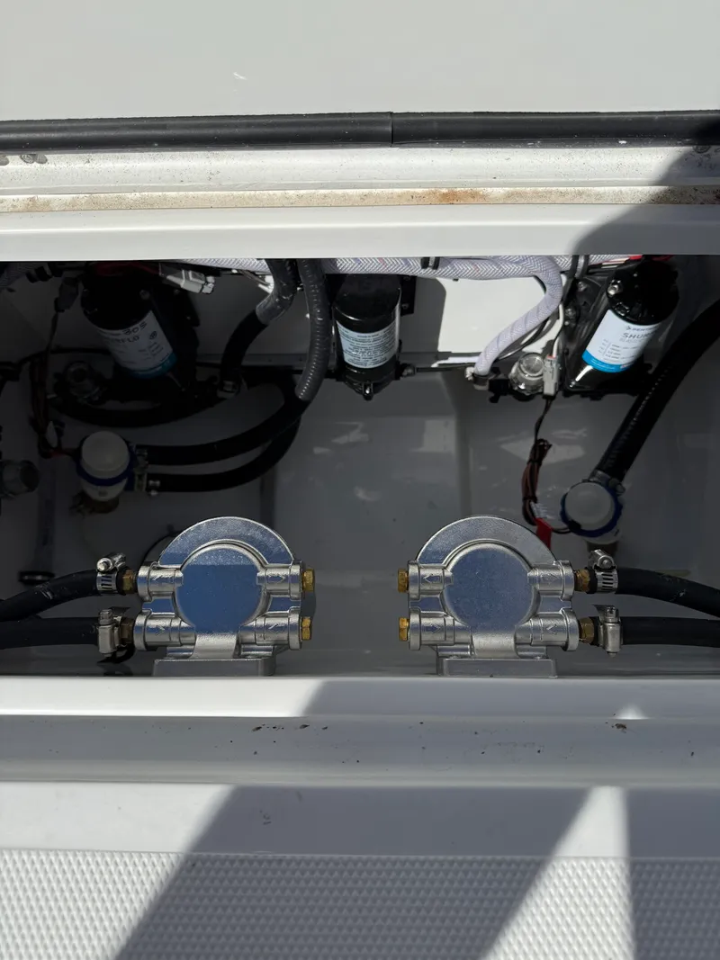 Slide: The Image of Sea Hunt Ultra 305 CB 2026 - 17