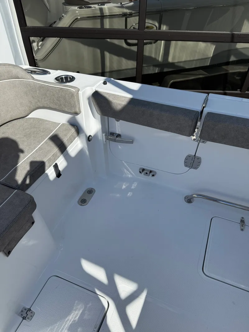 Slide: The Image of Sea Hunt Ultra 305 CB 2026 - 18