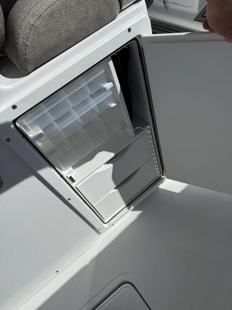 Slide: The Image of Sea Hunt Ultra 305 CB 2026 - 5