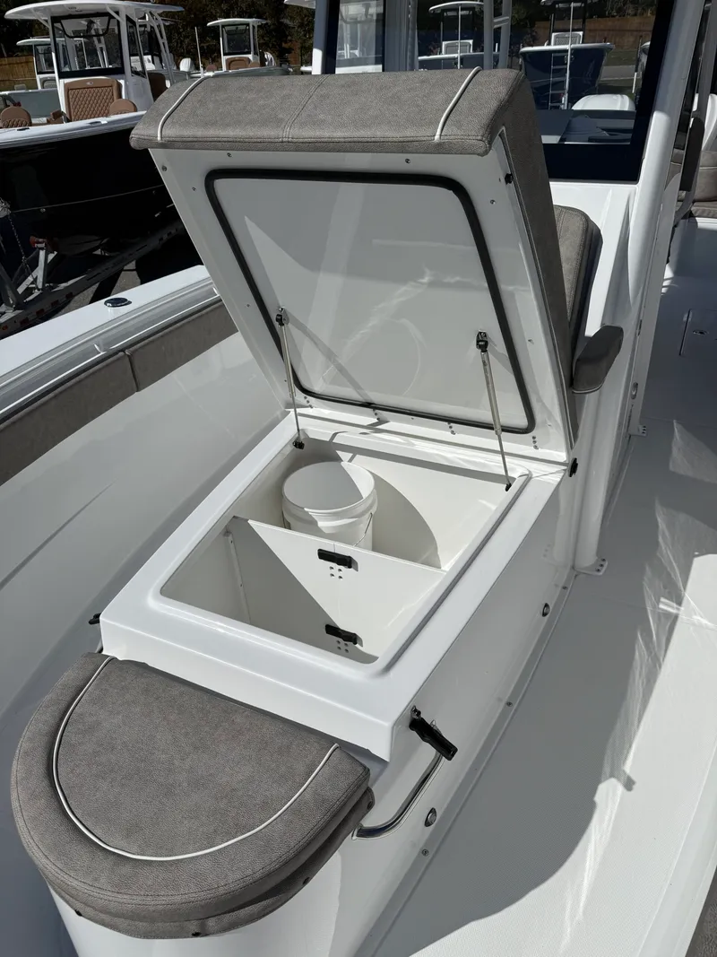 Slide: The Image of Sea Hunt Ultra 305 CB 2026 - 6