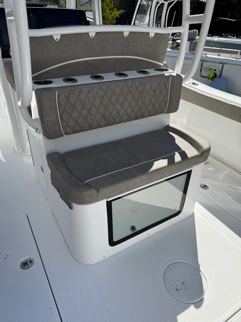 Slide: The Image of Sea Hunt Ultra 305 CB 2026 - 7