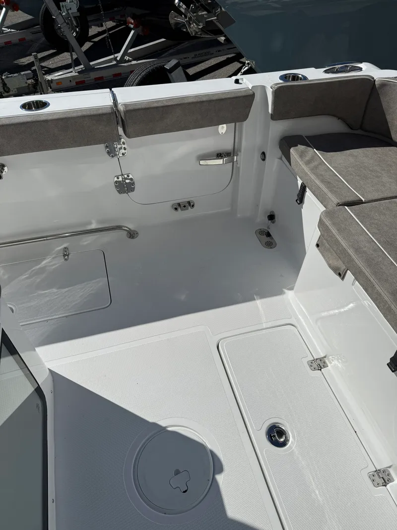 Slide: The Image of Sea Hunt Ultra 305 CB 2026 - 8