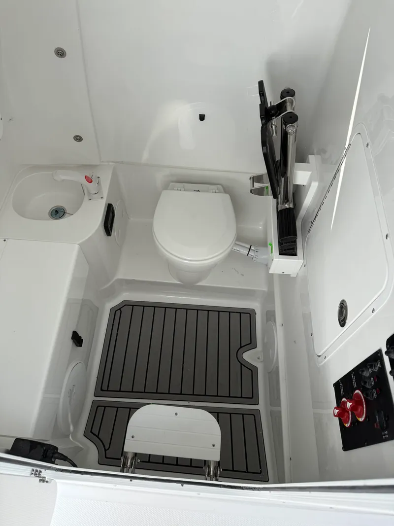 Slide: The Image of Sea Hunt Ultra 305 CB 2026 - 9