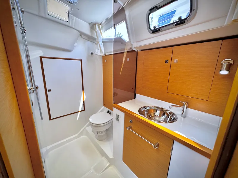 Slide: The Image of Das Bild zeigt das Badezimmer einer Jeanneau Sun Odyssey 379 aus dem Jahr 2015 mit Holzschränken und einem Waschbecken. - 50