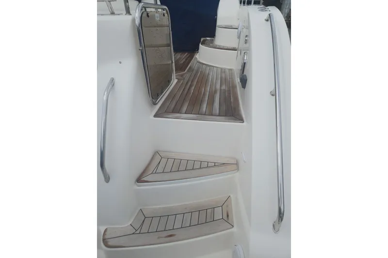 Slide: The Image of Steps on a 2010 Sea Ray 580 Sundancer yacht with teak decking and stainless steel railings. - 20