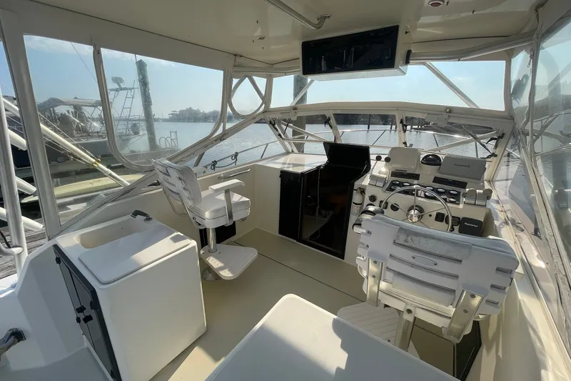 Slide: The Image of 2004 CAROLINA CLASSIC 28 HELM DECK LOOKING FORWARD - 5