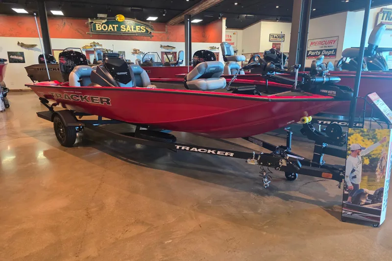 The Image of Ein rotes Tracker Pro Team 190 Boot im Ausstellungsraum, auf einem Anhänger montiert. - 0