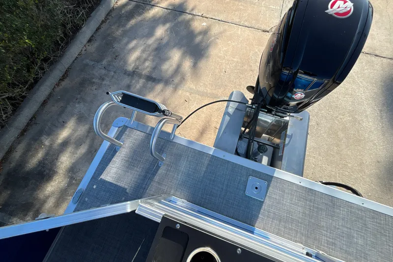 Slide: The Image of Sun Tracker SportFish 20 DLX 2027 boat with outboard motor and swim ladder, viewed from above. - 38