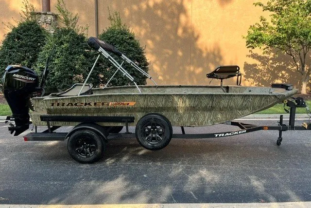 The Image of Tracker Grizzly 1756 T Marsh 2027 - undefined