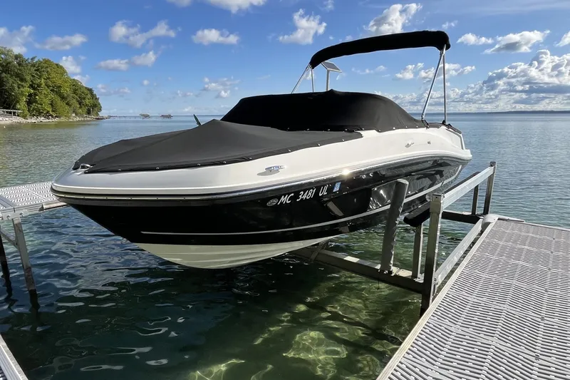 The Image of Bayliner VR5 Bowrider I/O 2020 - undefined