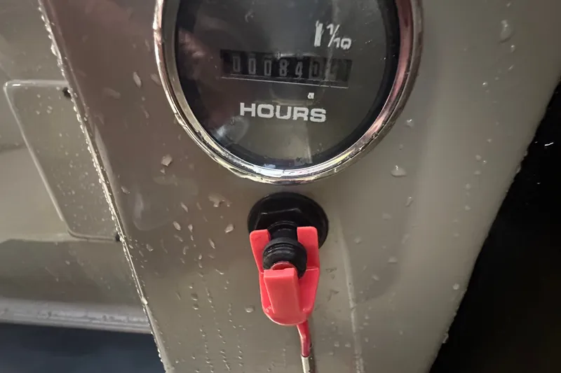 Slide: The Image of Hour meter reading 840.1 on 2020 Sun Tracker Party Barge 22 DLX. - 17