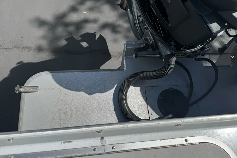 Slide: The Image of 2006 North River 21 Seahawk boat deck with motor and hose detail. - 20