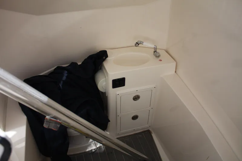 Slide: The Image of Das Bild zeigt ein kleines Badezimmer mit Waschbecken und Schrank in einem Boot. - 45